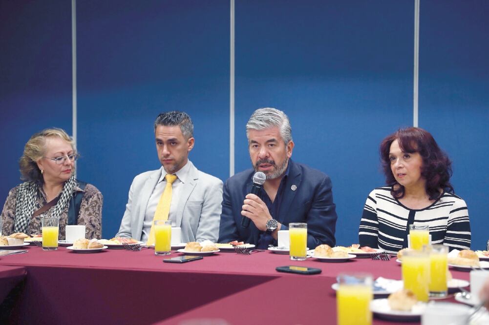 Al reunirse con diputados, los colonos denunciaron que algunos colegios no cuentan con rampas para alumnos con discapcidad. (LUIS CORTÉS. EL UNIVERSAL)