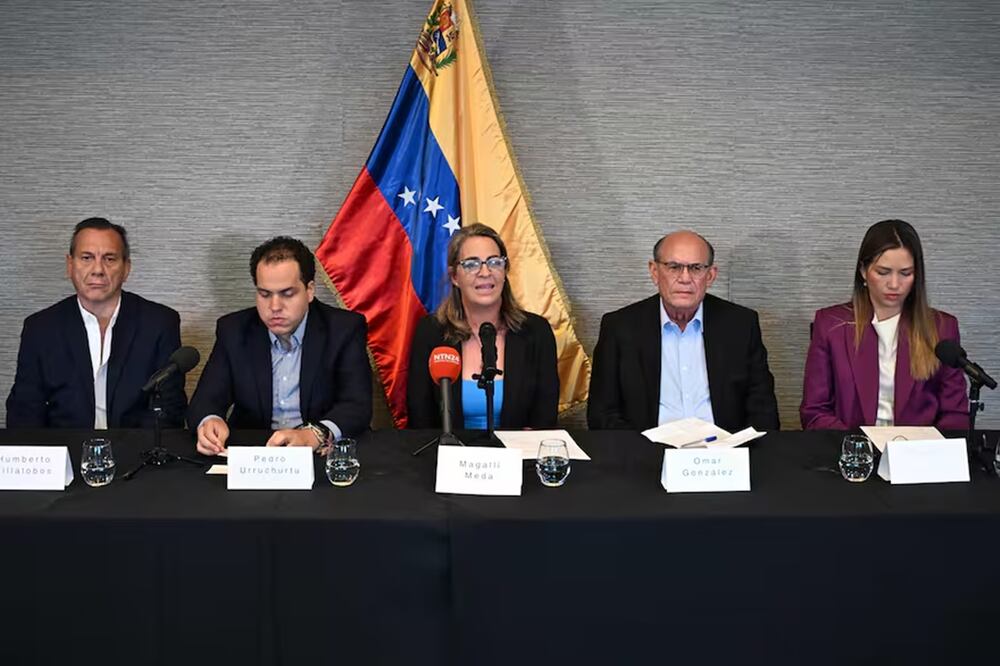 Humberto Villalobos, Pedro Urruchurtu, Magallí Meda, Omar González y Claudia Macero ofrecen una conferencia de prensa tras pasar un año de confinamiento forzoso en la embajada de Argentina en Caracas. Foto: AFP