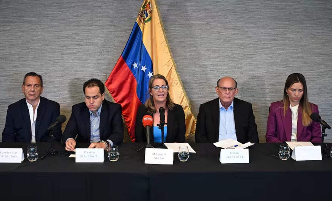 Humberto Villalobos, Pedro Urruchurtu, Magallí Meda, Omar González y Claudia Macero ofrecen una conferencia de prensa tras pasar un año de confinamiento forzoso en la embajada de Argentina en Caracas. Foto: AFP