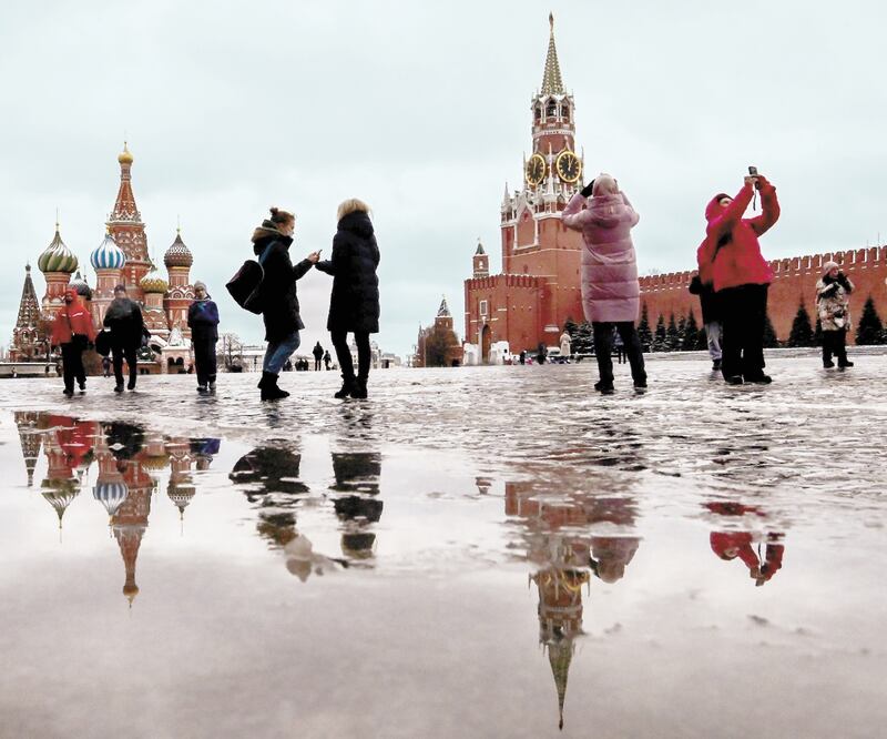 Visitantes de la Plaza Roja, en Moscú. En términos del Producto Interno Bruto mundial, la pérdida económica asciende a 2 billones de dólares por el desplome del turismo. Foto: YURI KADOBNOV. AFP