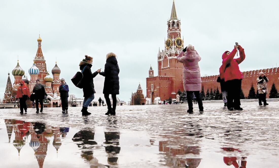 Visitantes de la Plaza Roja, en Moscú. En términos del Producto Interno Bruto mundial, la pérdida económica asciende a 2 billones de dólares por el desplome del turismo. Foto: YURI KADOBNOV. AFP