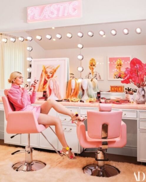 Kylie Jenner muestra su casa en revista y fanáticos enloquecen por su armario