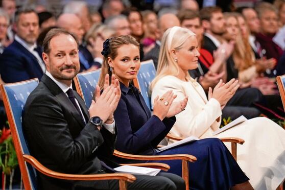 El príncipe heredero de Noruega, Haakon; la princesa Ingrid Alexandra y la princesa heredera Mette-Marit, durante la ceremonia de entrega del Premio Nobel de la Paz, en Oslo, en 2025.
Mette-Marit ha dicho en un comunicado que hizo "una evaluación incorrecta" al mantener el contacto con Epstein. Foto: Ole Berg-Rusten / AP