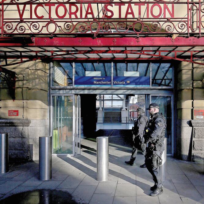 Oficiales custodian la estación Manchester Victoria Metrolink, en Manchester, Inglaterra, luego del apuñalamiento de tres personas, incluido un policía. NIGEL RODDIS. EFE