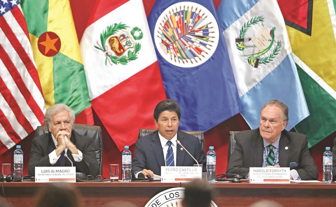 El secretario general de la OEA, Luis Almagro; el presidente de Perú, Pedro Castillo, y el representante permanente de Perú ante la OEA, Harold Forsyth, ayer en Lima.
