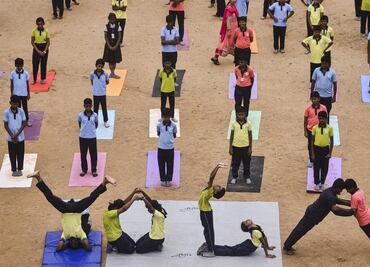 India bate un récord Guinness con 153 mil participantes en la mayor sesión de yoga
