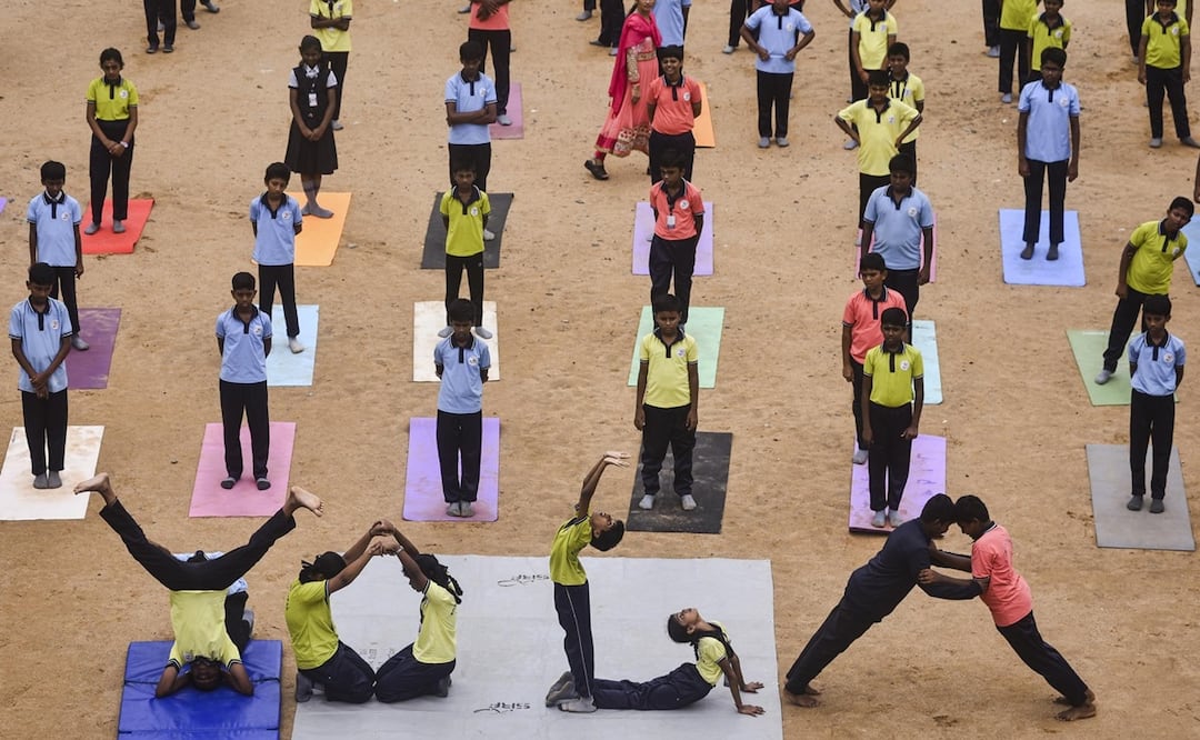 Estudiantes indios practican yoga en una escuela para conmemorar el Día Internacional del Yoga, en Chennai, India. Foto: EFE