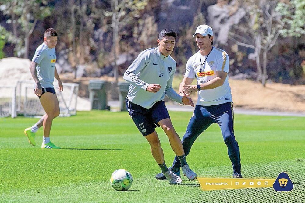 El Barullo dedicó parte del entrenamiento a trabajar con los jóvenes, como el delantero Adolfo Hernández. Foto: TWITTER
