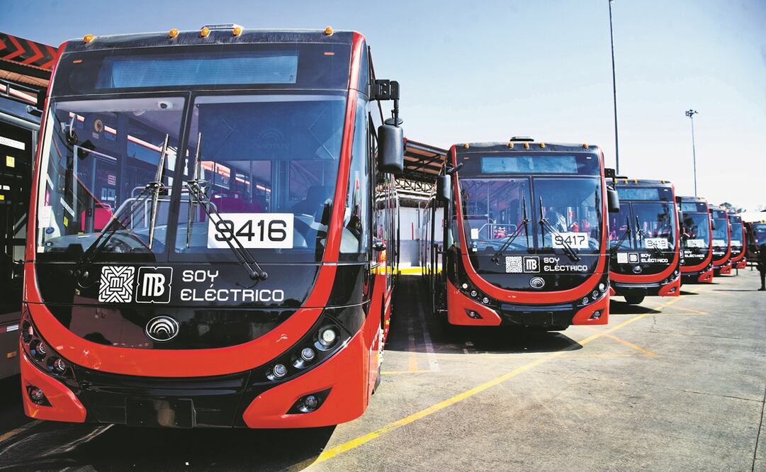 La Línea 3 del Metrobús será la primera de este sistema de transporte que operará con tecnología 100% eléctrica, destacaron autoridades locales en la presentación de las unidades. Foto: Germán Espinosa / EL UNIVERSAL