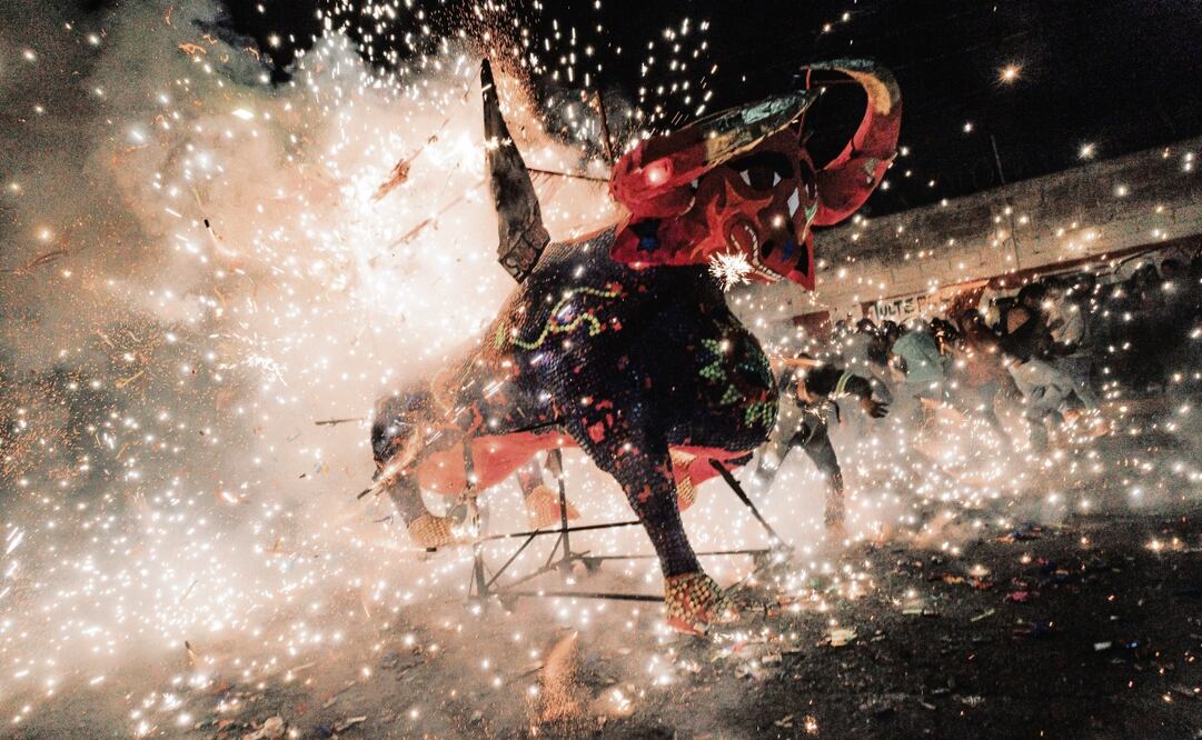 Momento en que los fuegos artificiales comenzaron a dispararse en múltiples direcciones, y cuando muchos empiezan a correr. Foto: Yaretzy M. Osnaya / EL UNIVERSAL