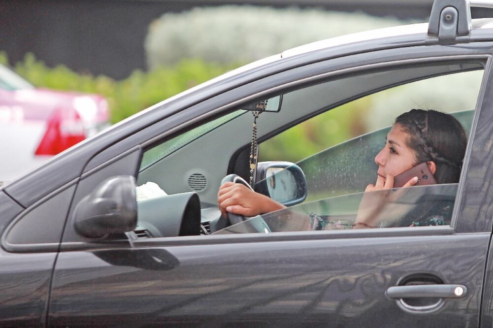 Con el nuevo reglamento de tránsito se elevarán las sanciones por conducir con exceso de velocidad, usar el teléfono celular o no utilizar el cinturón de seguridad, entre otras acciones (ADRIÁN HERNÁNDEZ. EL UNIVERSAL)