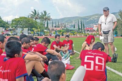 Develan placa en cancha por 'El Zurdito' 