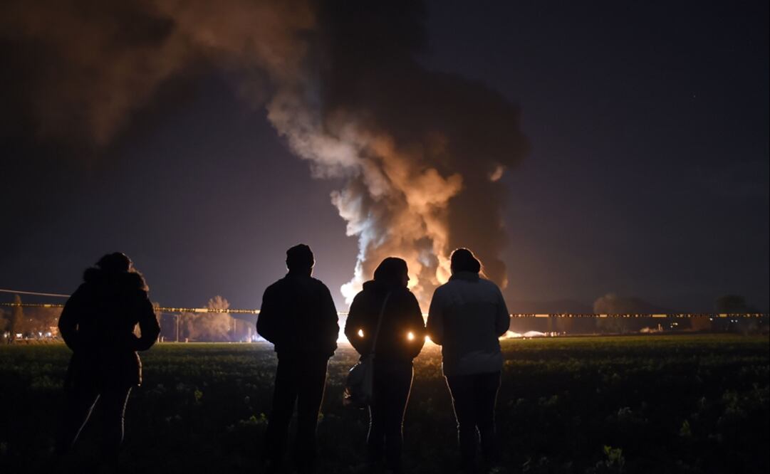 People stand watching the fire at the scene of a massive blaze trigerred by a leaky pipeline in Tlahuelilpan, Hidalgo state, on January 18, 2019 - Photo: Alfredo Estrella/AFP