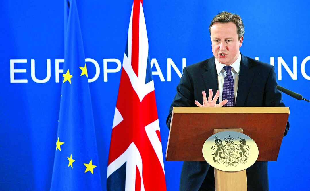 El primer ministro británico, David Cameron, habla durante una conferencia de prensa al final del primer día de la reunión del Consejo de jefes de Estado de la Unión Europea, en diciembre de 2011, en Bruselas (LIVIER HOSLET / EFE)