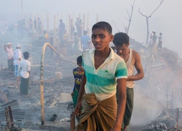 "El incendio me quitó todo": las duras declaraciones del incendio en el campamento de refugiados en Bangladesh