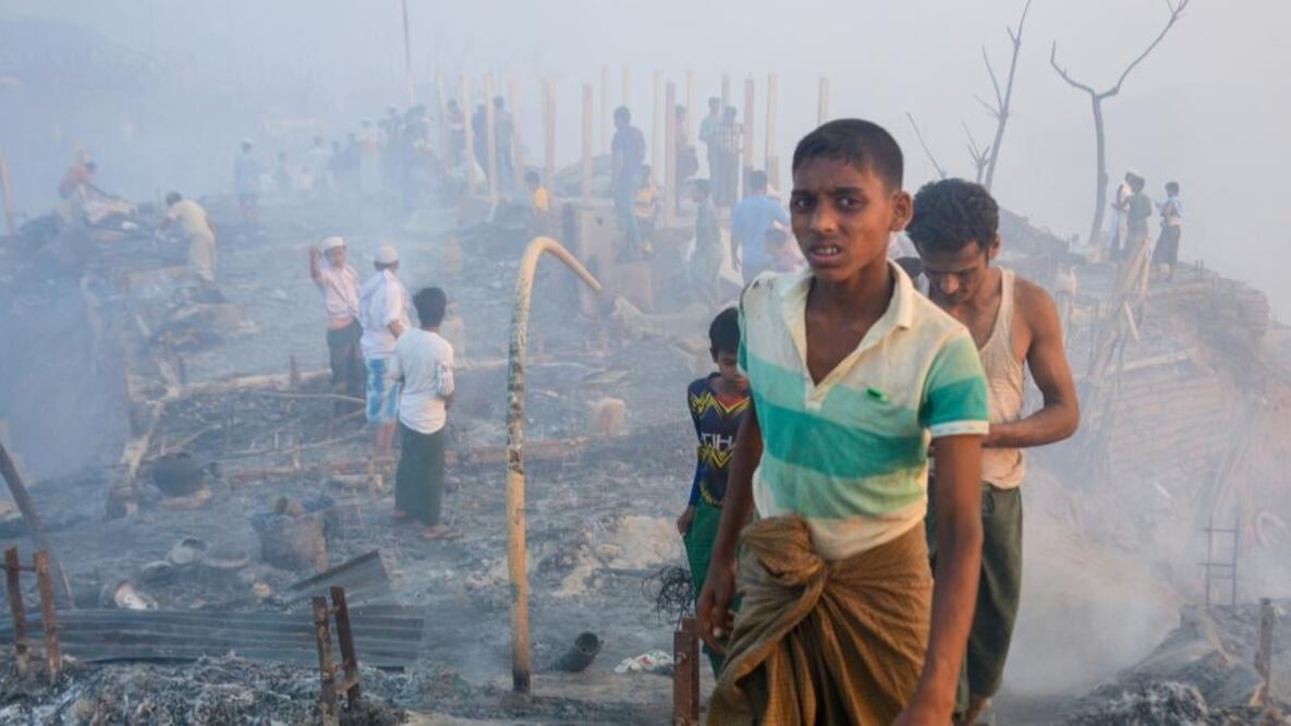 Refugiados rohingya buscan rescatar lo que puedan del incendio en el Bazar Cox, Bangladesh. Foto: Rex/Shutterstock