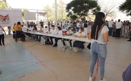 Pese a altas temperaturas, acuden cientos de morenistas a votar en Ciudad Juárez 