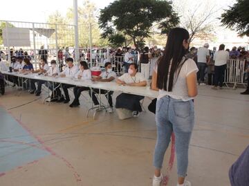 Pese a altas temperaturas, acuden cientos de morenistas a votar en Ciudad Juárez