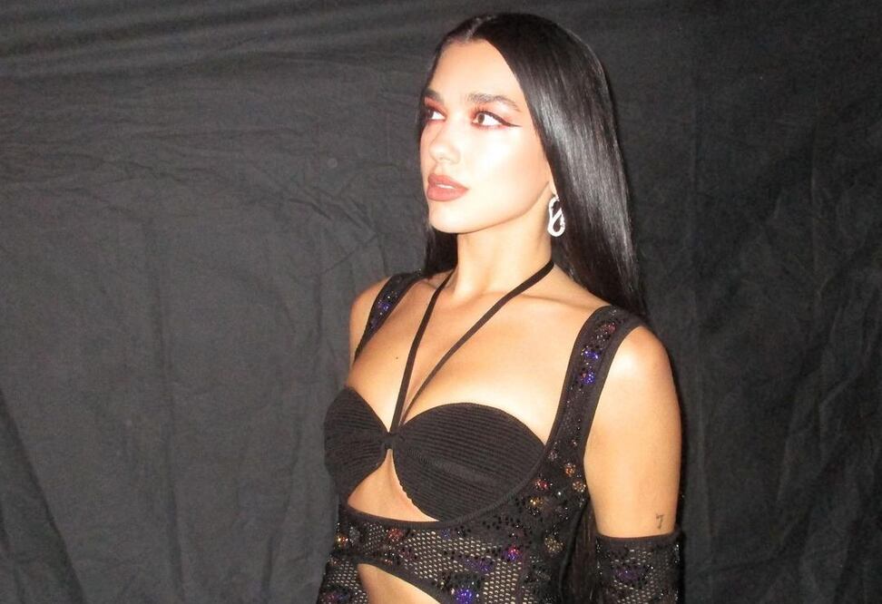 Dua Lipa confirma que los vestidos camiseros se seguirán llevando todo el año / Foto: Instagram @dualipa