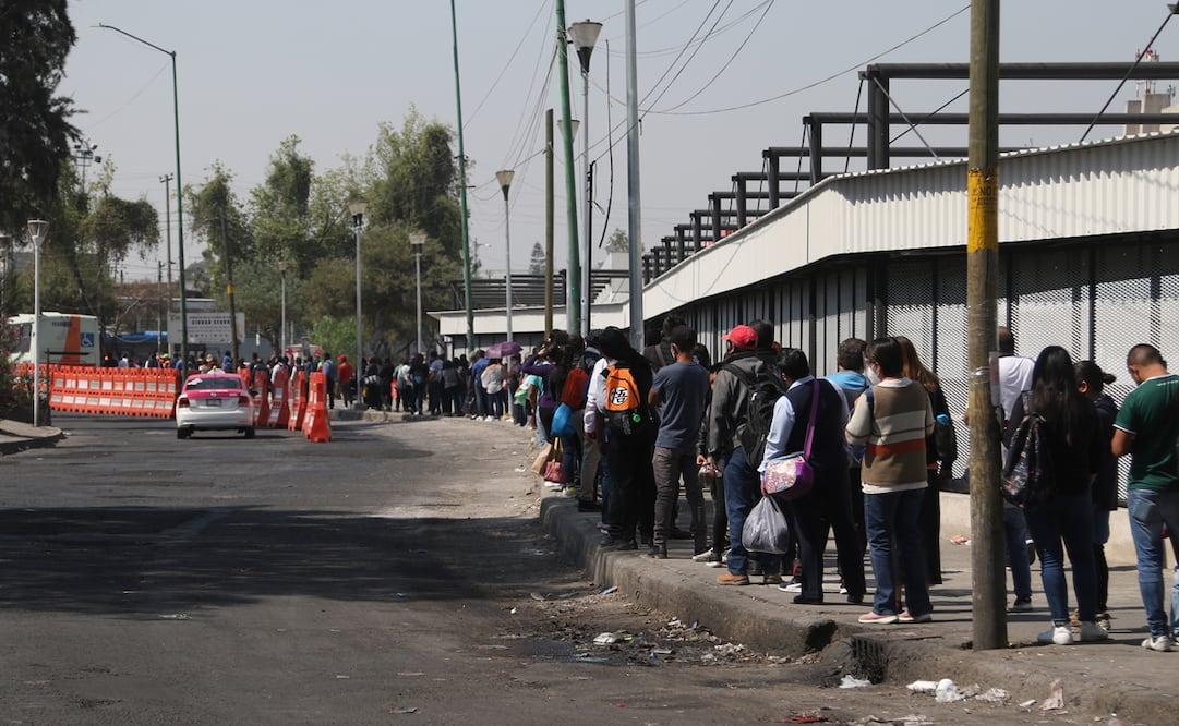 Se registró confusión en algunos usuarios por no ubicaban el punto donde salen los 20 autobuses de la Red de Transporte de Pasajeros que prestan un servicio alterno. Foto: Carlos Mejía/EL UNIVERSAL 