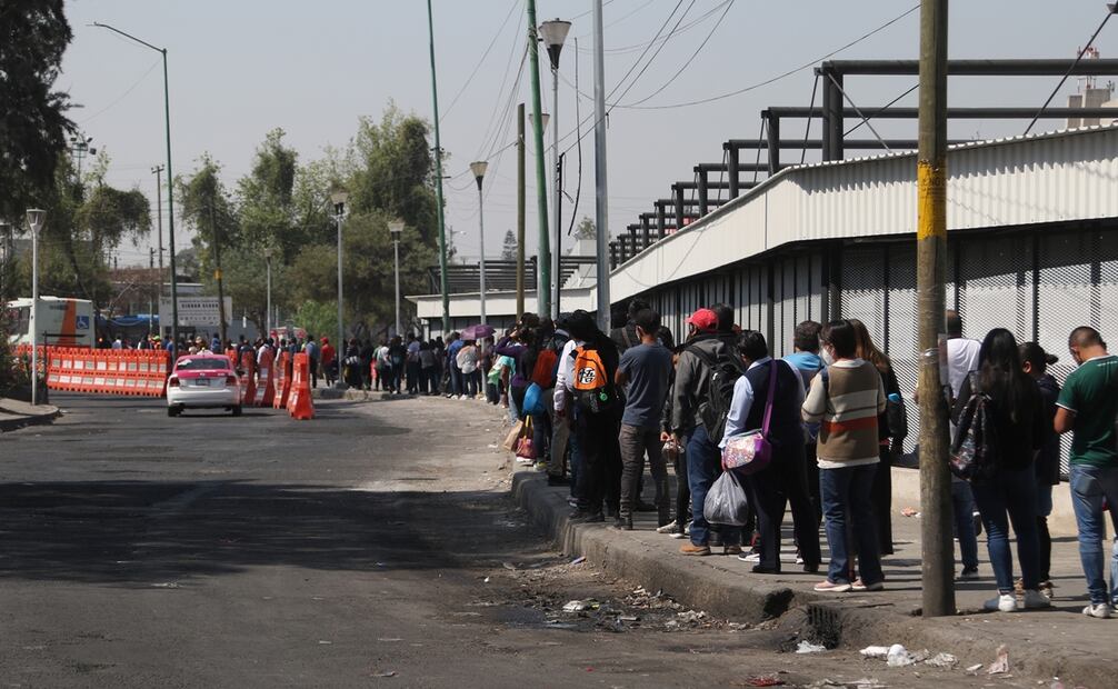 Se registró confusión en algunos usuarios por no ubicaban el punto donde salen los 20 autobuses de la Red de Transporte de Pasajeros que prestan un servicio alterno. Foto: Carlos Mejía/EL UNIVERSAL