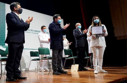 IMSS es la mejor escuela de Medicina, dice Zoé Robledo en graduación de médicos residentes