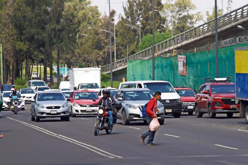 En los cruces más peligrosos de la Ciudad muchas personas deciden no utilizar los puentes peatonales. Foto: Germán Espinosa / EL UNIVERSAL