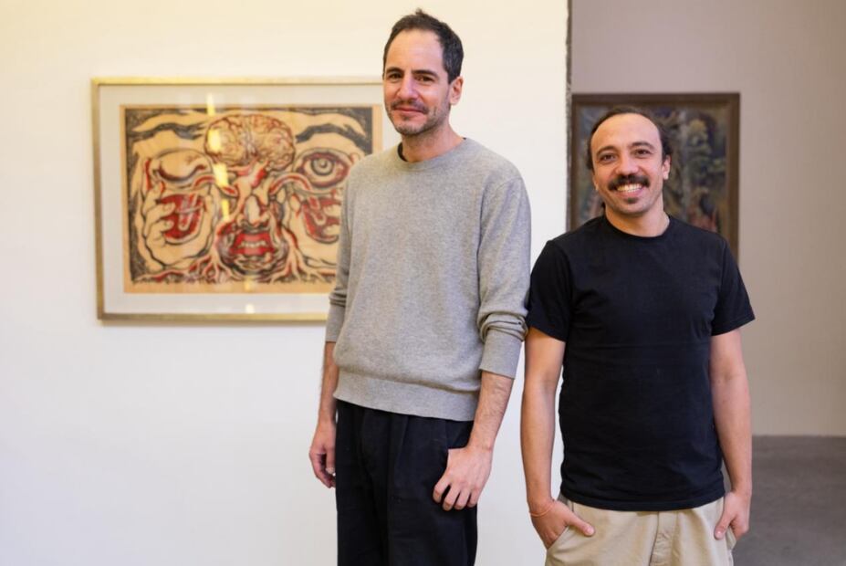 Enrique Giner (artista) y Juan Pérez (director de la Galería de Arte Mexicano).
Foto: Hugo Salvador / EL UNIVERSAL