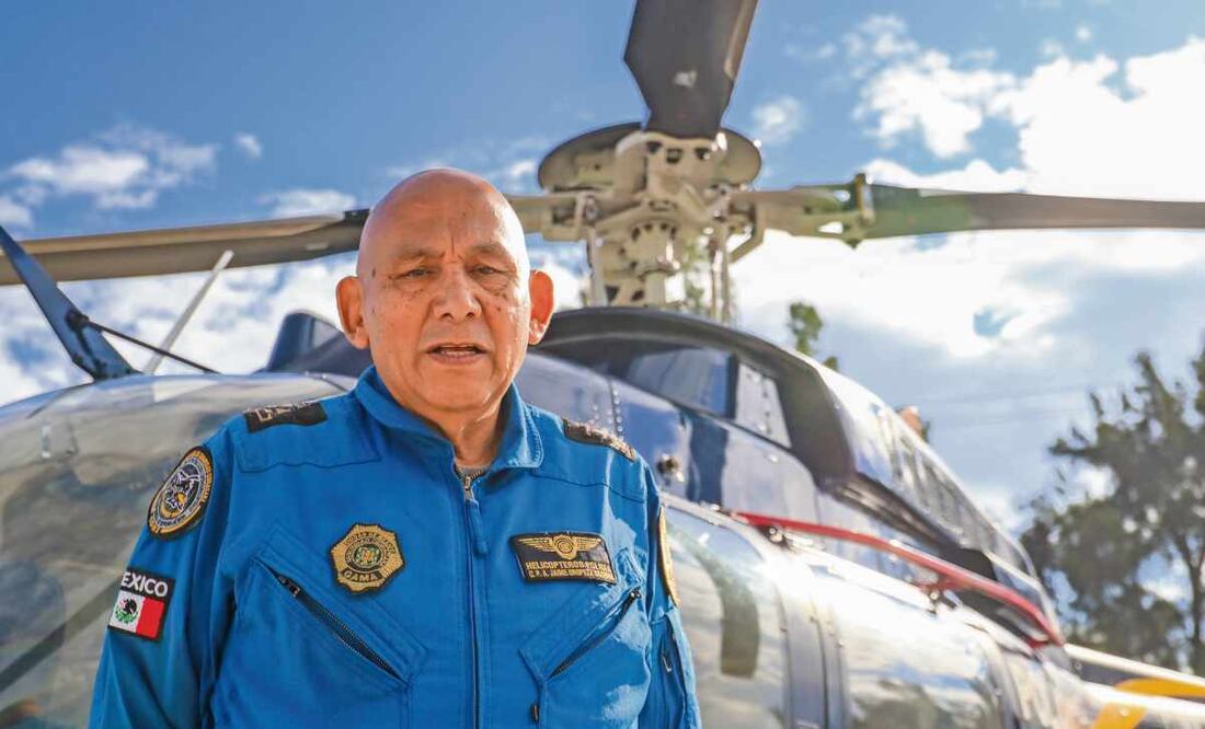El capitán Oropeza, quien lleva 44 años volando helicópteros, contó que un suceso que lo marcó fue el sismo de 2017. Foto: Axel Sánchez / EL UNIVERSAL