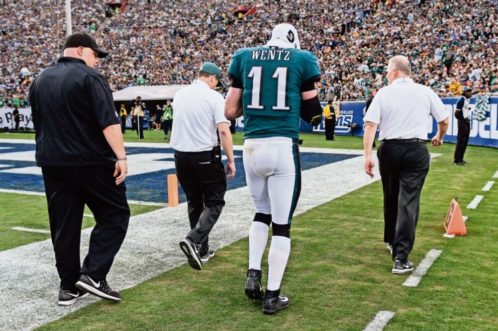 Robert Hanashiro. USA TODAY Sports  Los Rams pusieron fuera de combate a Wentz.