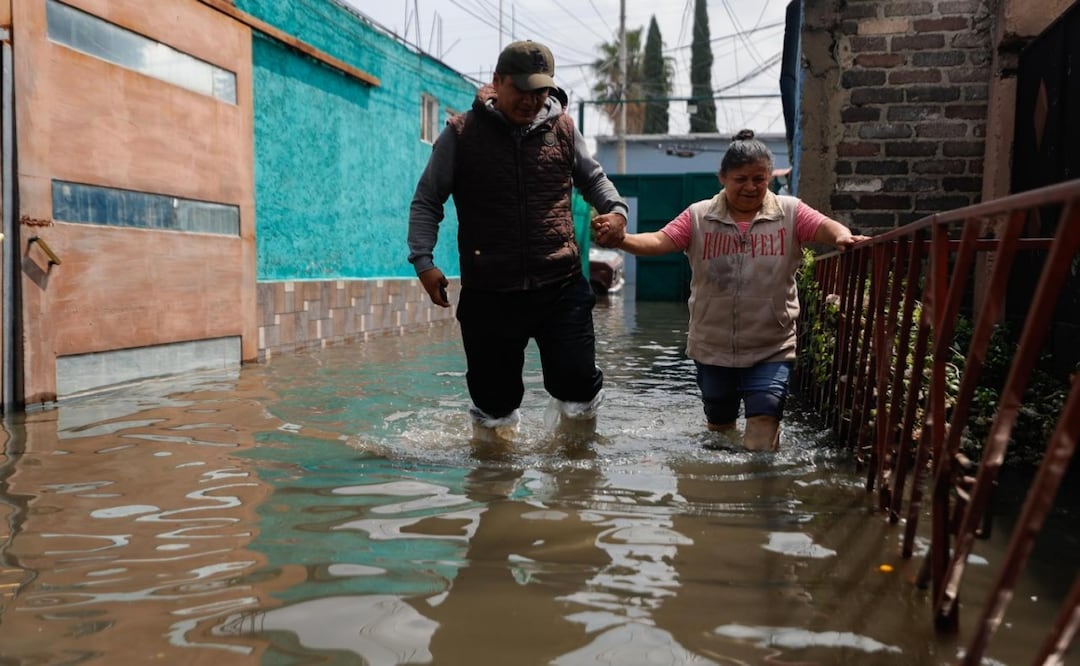 Vecinos de Iztapalapa amanecen entre lodo y pérdidas tras lluvias. Foto: Diego Simón