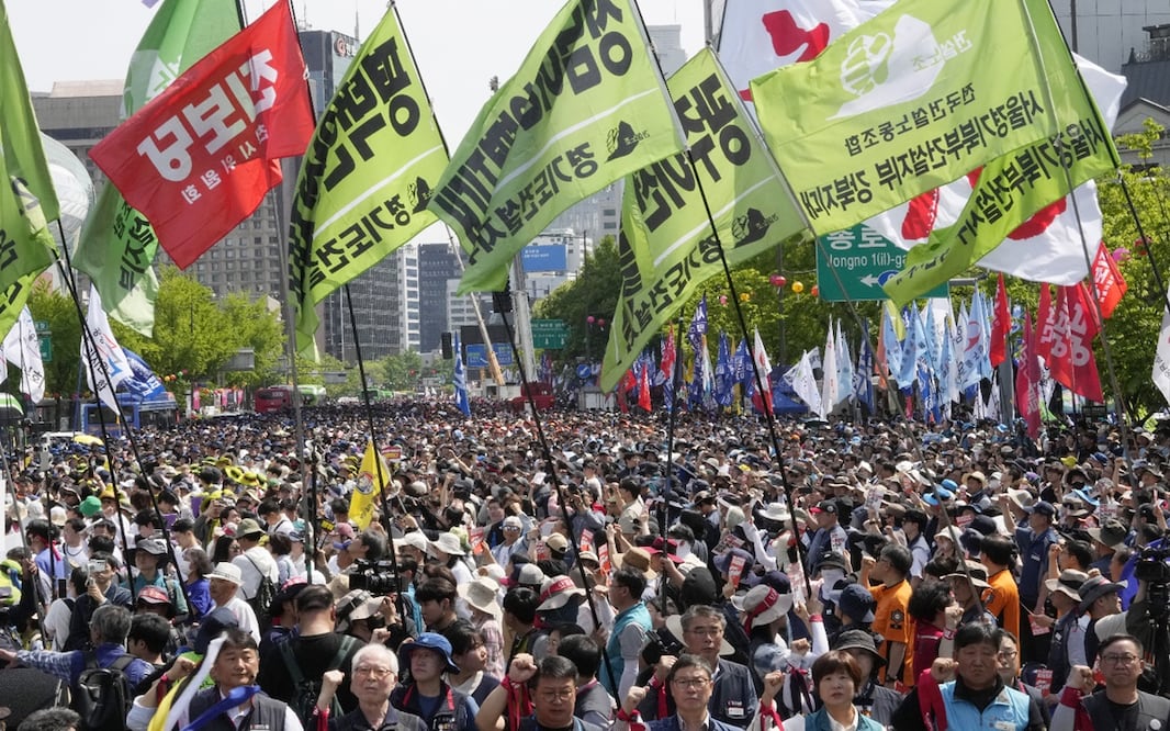 Miembros de la Confederación Coreana de Sindicatos se reúnen para una marcha del Primero de Mayo en Seúl, Corea del Sur, el miércoles 1 de mayo. Foto: AP