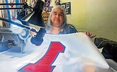 Bordadora mexicana de los Chicago Bulls lamenta maltrato a los migrantes 