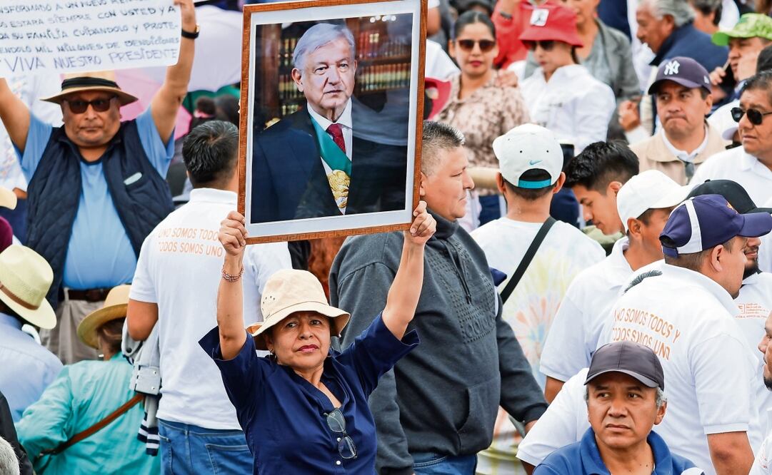 Con porras, carteles y fotografías del Mandatario sus simpatizantes se despiden de él. Foto: Hugo Salvador | El Universal