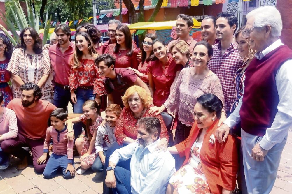 La actriz (naranja) graba la segunda temporada de Mi marido tiene familia (JANET MERIDA. EL UNIVERSAL)