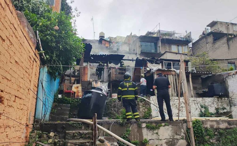La mañana de este martes se registró un incendio en una vivienda ubicada en una azotea de un inmueble en la colonia Corpus Christi. | Foto: Especial.
