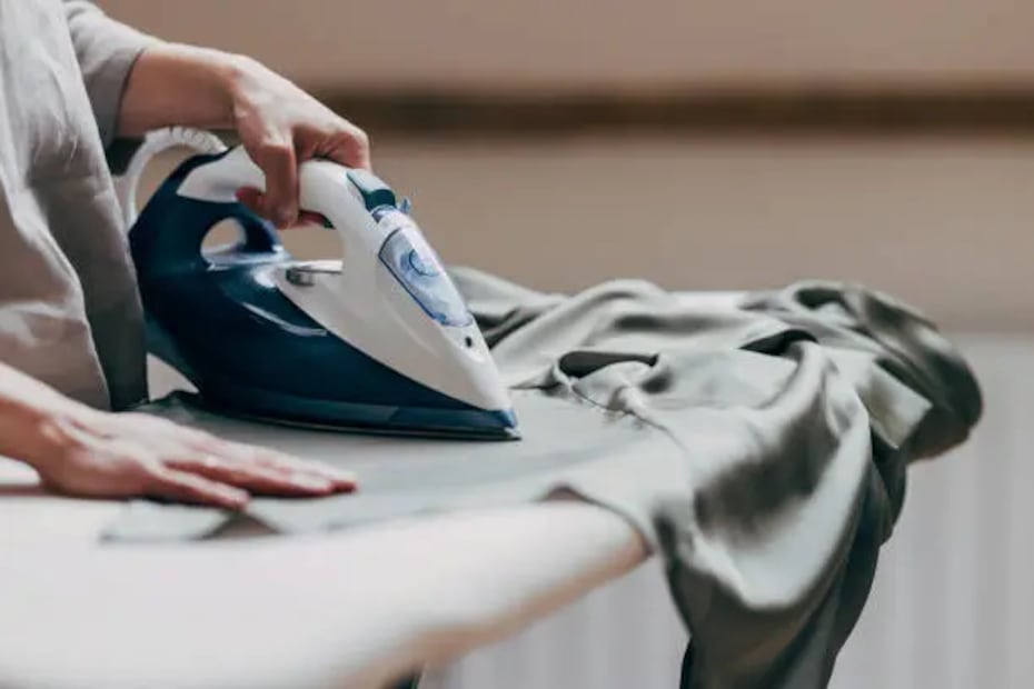 Limpiar la base de tu plancha te ayudará a conservar tus prendas y tu electrodoméstico. Foto: Unsplash