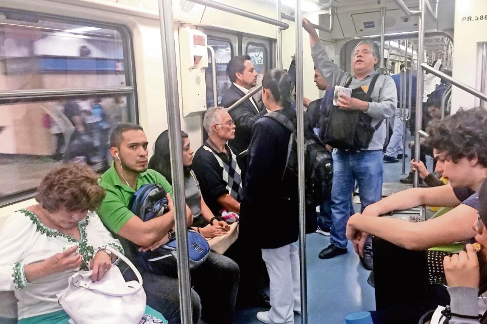 Aunque autoridades capitalinas aseguran que no habrá tolerancia para ningún ambulante en los vagones del Metro, incluso algunos invidentes torean a los policías que vigilan algunas estaciones. (BERENICE FREGOSO. EL UNIVERSAL)
