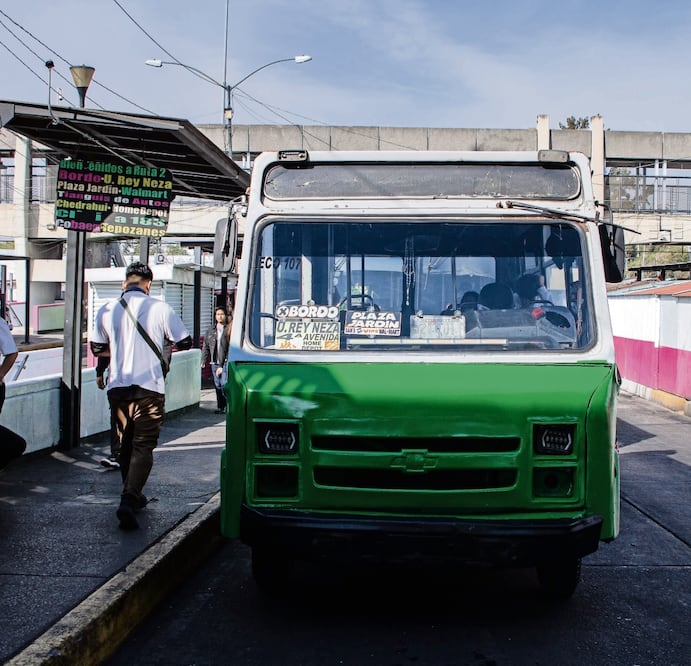 Usuarios de transporte público consideran que el incremento al pasaje no se ha visto reflejado en mejoras al servicio, pues el trato de los choferes es irregular, conducen a alta velocidad y no utilizan el uniforme. Foto: SANTIAGO REYES. EL UNIVERSAL