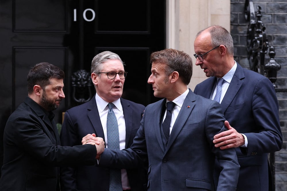 El presidente ucraniano, Volodimir Zelensky; el primer ministro británixo Keir Starmer; el presidente de Francia, Emmanuel Macron y el canciller alemán Friedrich Merz, tras su reunión, en Londres, este lunes 8 de diciembre de 2025. FOTO: AFP