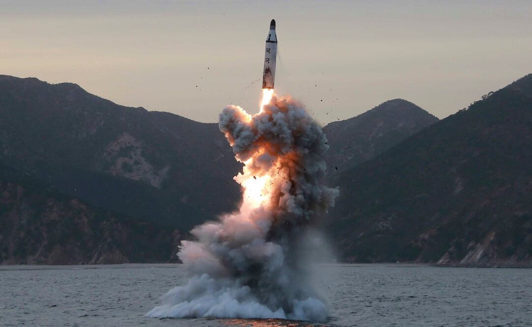 La agencia estatal de noticias de Norcorea (KCNA, por sus siglas en inglés) difundió hoy una imagen sin fechar del lanzamiento de un misil; aparentemente sería uno de los lanzados hoy. (Foto: KCNA / EFE)