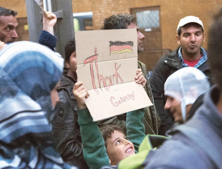 Un niño agradece a Alemania, que ayer recibió a siete mil refugiados procedentes de países en conflicto, que estaban varados en Hungría (JENS MEYER. AP)