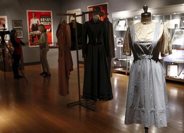 Subastan vestido de Dorothy de "El mago de Oz" en 1.3 mdd