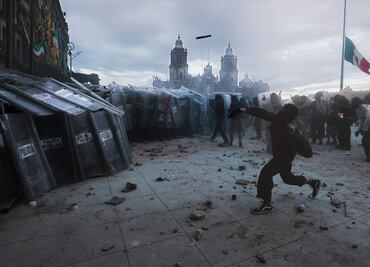 Marchan contra la represión; vándalos manchan protesta del 2 de octubre