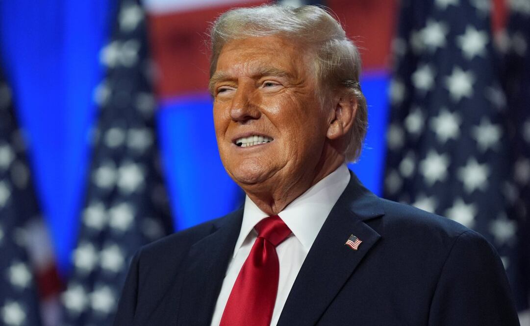 El expresidente Donald Trump, candidato presidencial republicano, sonríe en una fiesta de vigilancia nocturna de las elecciones en el Centro de Convenciones de Palm Beach, el 6 de noviembre de 2024, en West Palm Beach, Florida. Foto: AP