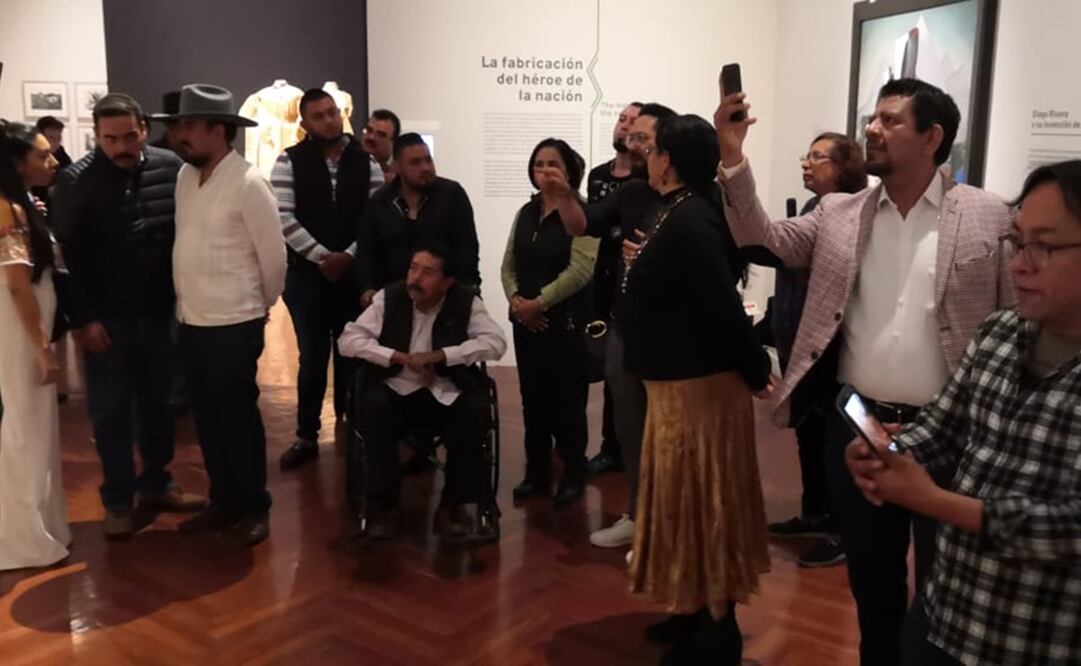 La familia Zapata durante el recorrido de la muestra "Emiliano. Zapata después de Zapata", en el Palacio de Bellas Artes. Foto: Cortesía Secretaría de Cultura