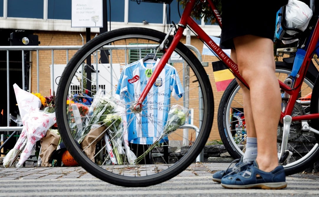 Flores y una camiseta de la selección argentina de fútbol han sido colocadas junto al lugar donde se perpetró un atentado terrorista en Nueva York (Foto: EFE)