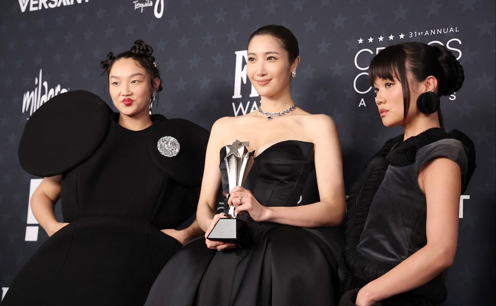 Las cantantes estadounidenses Audrey Nuna, EJAE y Rei Ami, ganadoras del premio a la mejor película de animación por "KPop Demon Hunters", posan para la prensa durante la 31.ª edición de los Critics Choice Awards en el Barker Hangar de Santa Mónica, California, el 4 de enero de 2026. 
Foto: Michael Tran / AFP.