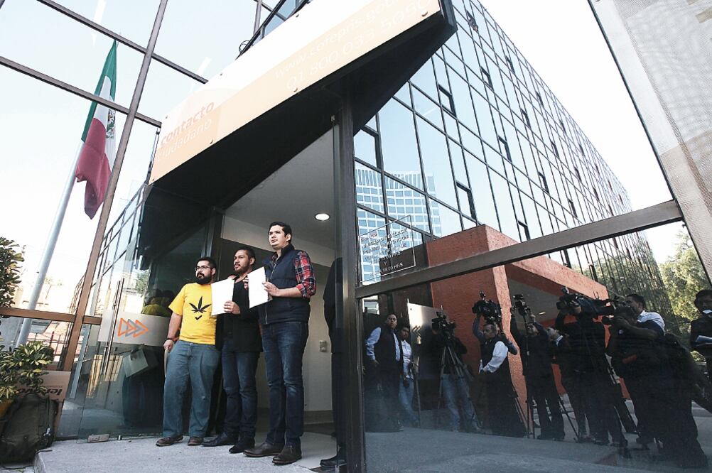 Sergio Leyva, secretario de Asuntos Juveniles del PRD, acudió ayer a la Cofepris para pedir autorización para consumir marihuana de manera personal (ADRIÁN HERNÁNDEZ. EL UNIVERSAL)