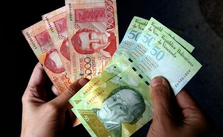 Venezuela devalúa su moneda 35%; equipara tasa oficial de “dólar negro”
